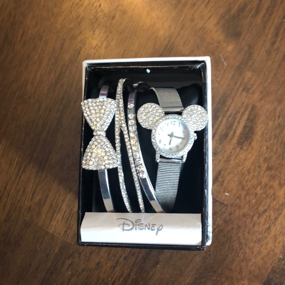 NWOT Disney watch with stacking bracelets